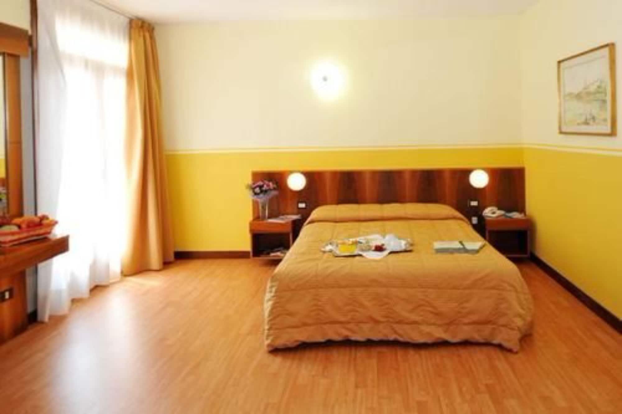 Park Hotel Jolanda Сан-Дзено-ди-Монтанья Экстерьер фото