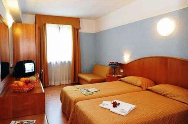 Park Hotel Jolanda Сан-Дзено-ди-Монтанья Экстерьер фото