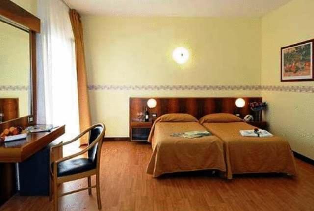 Park Hotel Jolanda Сан-Дзено-ди-Монтанья Экстерьер фото